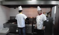 后廚小弟做錯事，當(dāng)眾責(zé)罵是沒用的