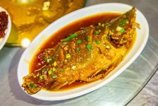 為什么臭豆腐“聞著臭，吃著香”？在日常飲食中，香一般都代表著美味，而臭則暗示著食物難吃，甚至變質【重慶火鍋底料批發(fā)在哪】