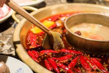 熱鬧的火鍋江湖：老大跌倒，小弟快跑