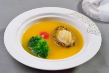 在短暫的風(fēng)波過(guò)后，“中國(guó)菜·頭灶”在互聯(lián)網(wǎng)世界里“社死”了。中餐日作是智商稅嗎？高端中餐又究竟貴在何處？