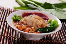 除天味食品外，還有一批四川調(diào)味品企業(yè)不斷加碼預(yù)制菜市場。在這個火熱的賽道中，“川軍”悄然集結(jié)