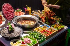 跳出品類紅海！在串串香的發(fā)源地，這個(gè)品牌靠什么卷贏同行？